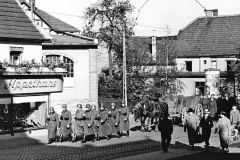 22.-Pferdebespannter-Leichenwagen-auf-der-Hautptstrasse-auf-dem-weg-zum-Waldfriedhof